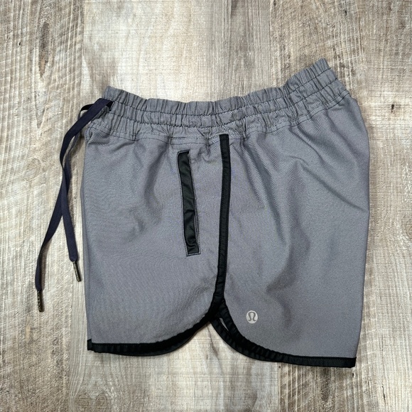 Lululemon Varsity Track Shorts Women’s 4 Linerless Grey Black Tie Waist Pockets - Picture 2 of 9